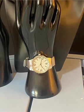 Vintage Women’s Mesh Band White Dial Analog Wristwatch